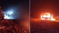 Una camioneta chocó a un auto estacionado en la banquina y se incendiaron.