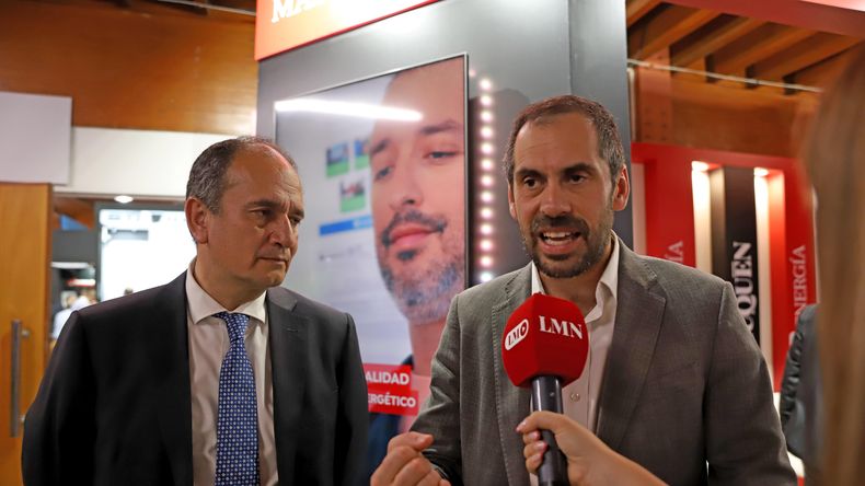 El ministro de Economía de Chile, Nicolás Grau, junto con el gobernador regional de Biobío, Rodrigo Díaz Worner