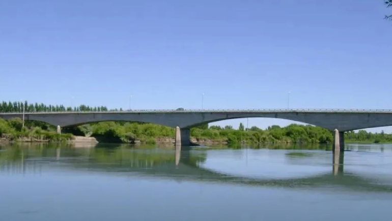La mujer cayó al río Negro desde el puente de Choele Choel.