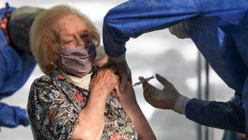 covid: la oms pide vacunar con refuerzos solo a grupos de riesgo