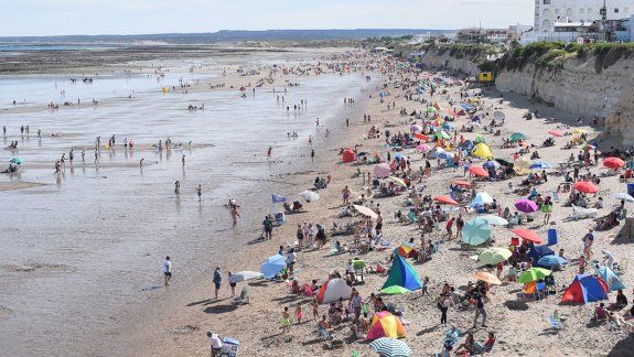 Una multitud en la playa disfrutó de la calurosa jornada.&nbsp;