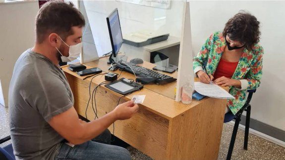 Lucas tiene el primer DNI no binario de Cipolletti