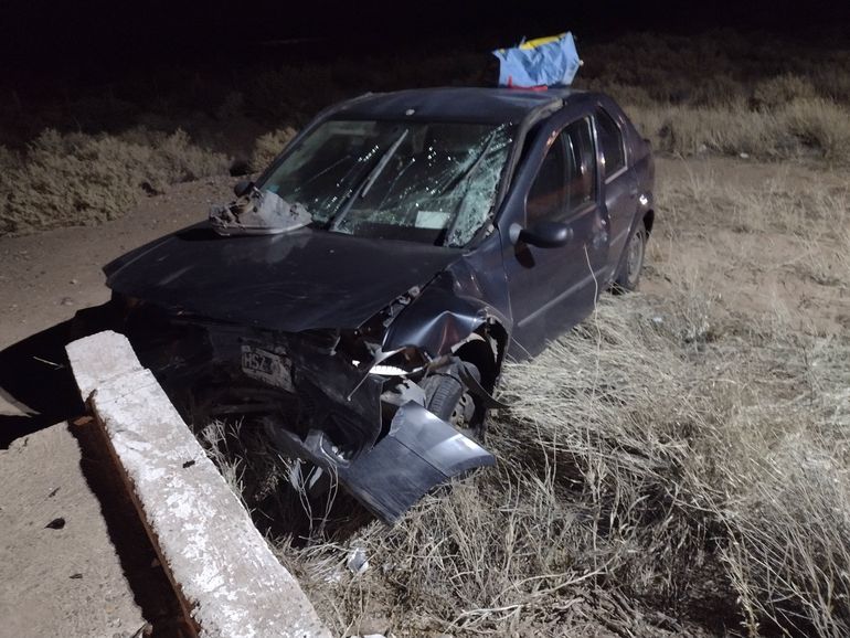 Venían a Cipolletti y sufrieron un accidente en El Chocón, por una rueda tirada en la Ruta 237