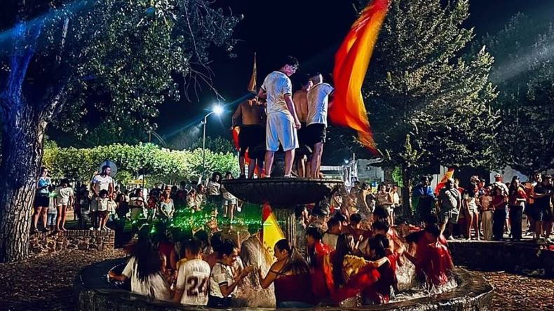 El fatal accidente ocurrió donde un grupo de hinchas celebraban el título de España en el Mundial 2026. | LMCipolletti.com El fatal accidente ocurrió donde un grupo de hinchas celebraban el título de España en el Mundial 2026.
