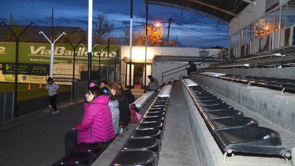 La platea es la puerta de acceso al estadio para cientos de personas que a diario acompañan la actividad de inferiores y primera división.