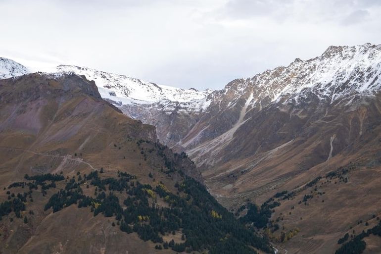 La falta de nieve repercute en los centros de esquí, que dependen cada vez más de sistemas artificiales de nieve. La falta de nieve repercute en los centros de esquí, que dependen cada vez más de sistemas artificiales de nieve. 