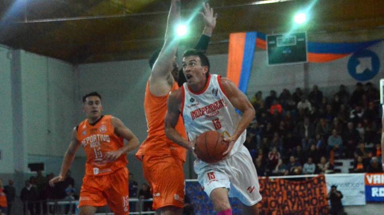 Independiente cayó ante Deportivo Roca en el polideportivo Gimena Padín. En la última, todo el Rojo pidió falta sobre González. 