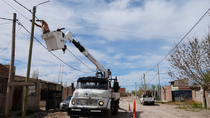 La provincia lleva adelante el trabajo articulado en Cipolletti para regularizar el sistema eléctrico en distintos barrios.