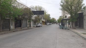 La policía atrapó al ladrón extranjero en San Martín al 200. Tenía orden de expulsión del país, pero seguía cometiendo delitos. 