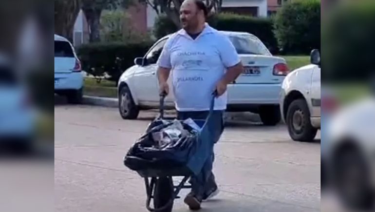 El insólito momento donde el comerciante se acercó con una carretilla llena de dinero a pagar la tarifa de la luz.