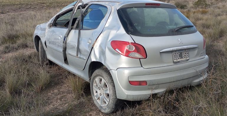 Vuelco: una funcionaria de Río Negro se accidentó y fue trasladada al hospital