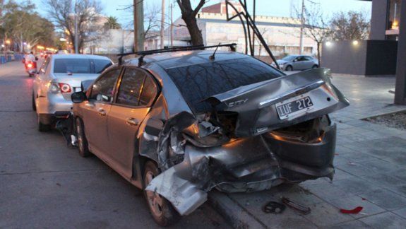 Chano roquense: perdió el control y chocó contra 4 autos estacionados