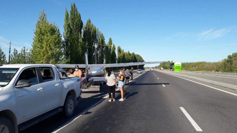 De película: una avioneta aterrizó de emergencia sobre la Ruta 22