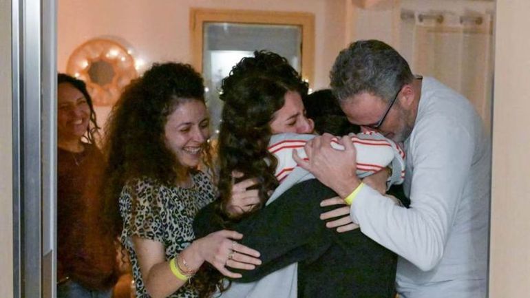 Romi Gonen abraza a sus seres queridos en el Centro Médico Sheba en Ramat Gan