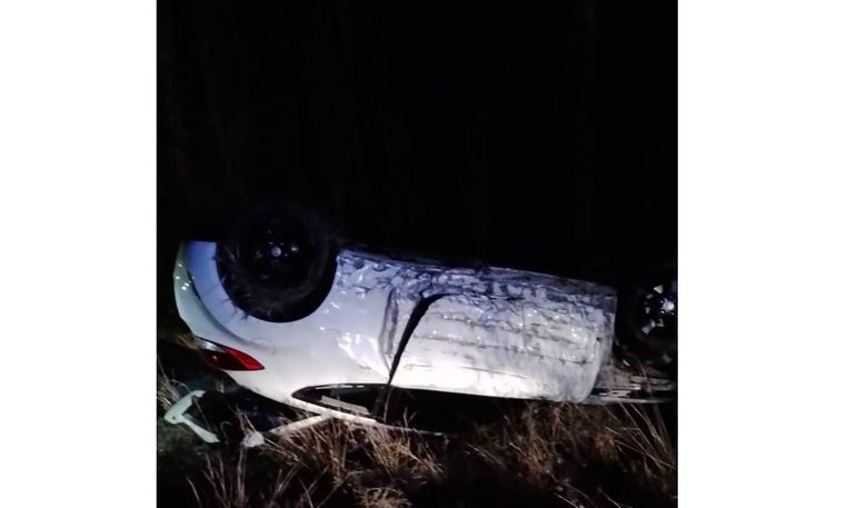 Otra espectacular imagen del auto que volcó el delincuente. Otra espectacular imagen del auto que volcó el delincuente.