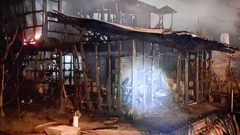 La vivienda que se incendió en Allen. La familia que la ocupaba perdió todo. Un drama que no produjo lesionados.&nbsp;