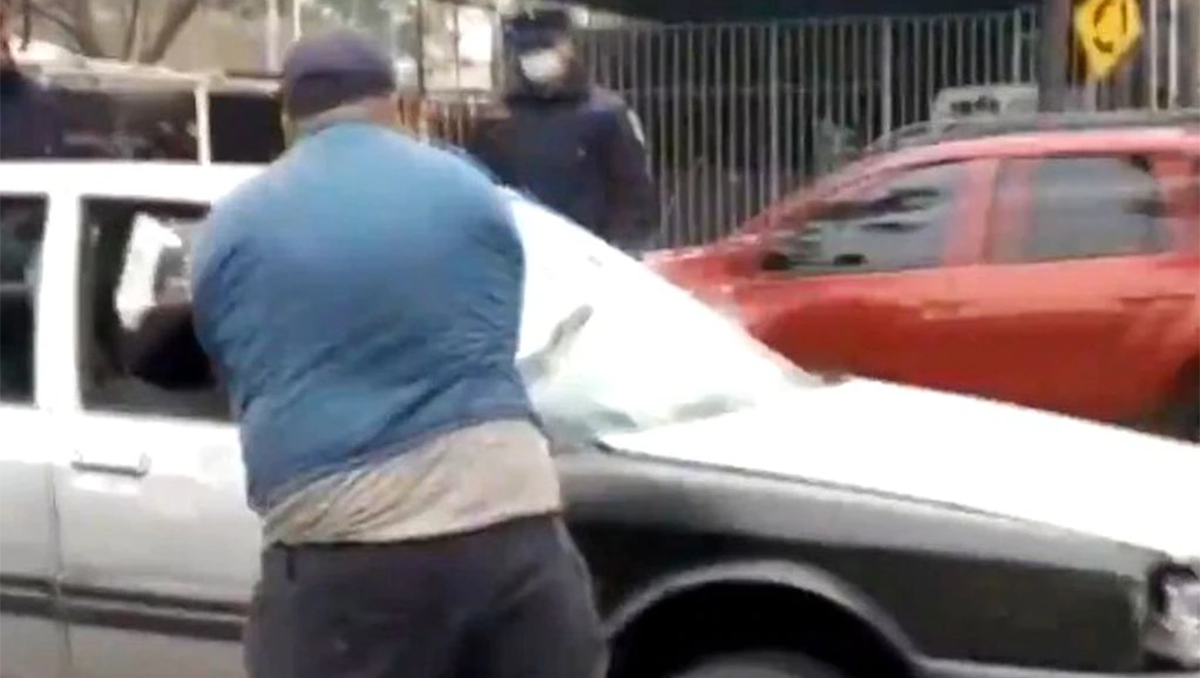 Inspectores le quisieron secuestrar el auto y lo destrozó a palazos
