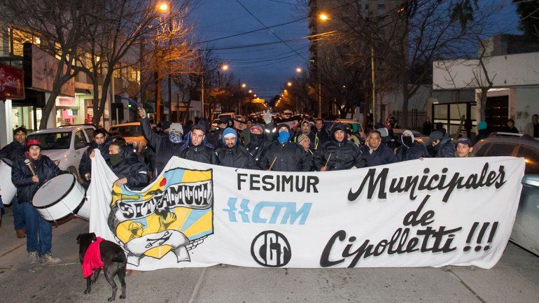Los trabajadores municipales nucleados en Sitramuci salieron a denunciar a funcionarios por maltratos.