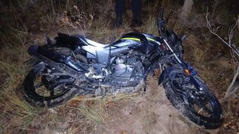 Los efectivos encontraron una moto Hero Hunk 150cc escondida. Foto: Gentileza.