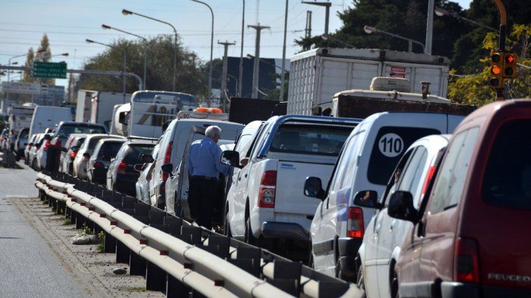 Así se vivió el primer día de caos de tránsito en los puentes