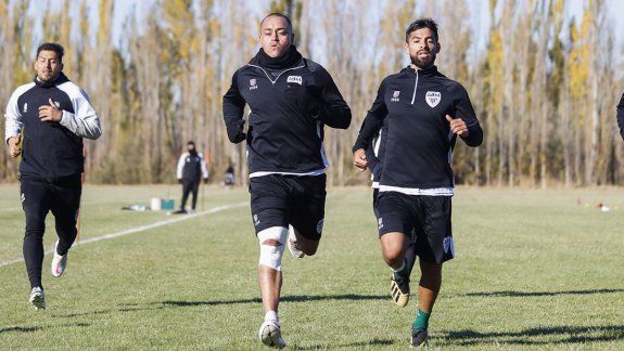 Jara corre junto a Meza visiblemente afectado en la rodilla de la pierna derecha.