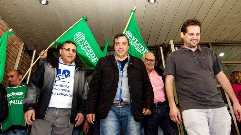 Aguiar fue a declarar acompañado por cientos de estatales y docentes.