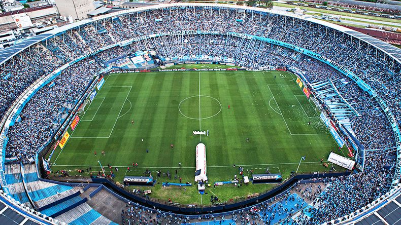 Racing juega de local en el Cilindro de Avellaneda.