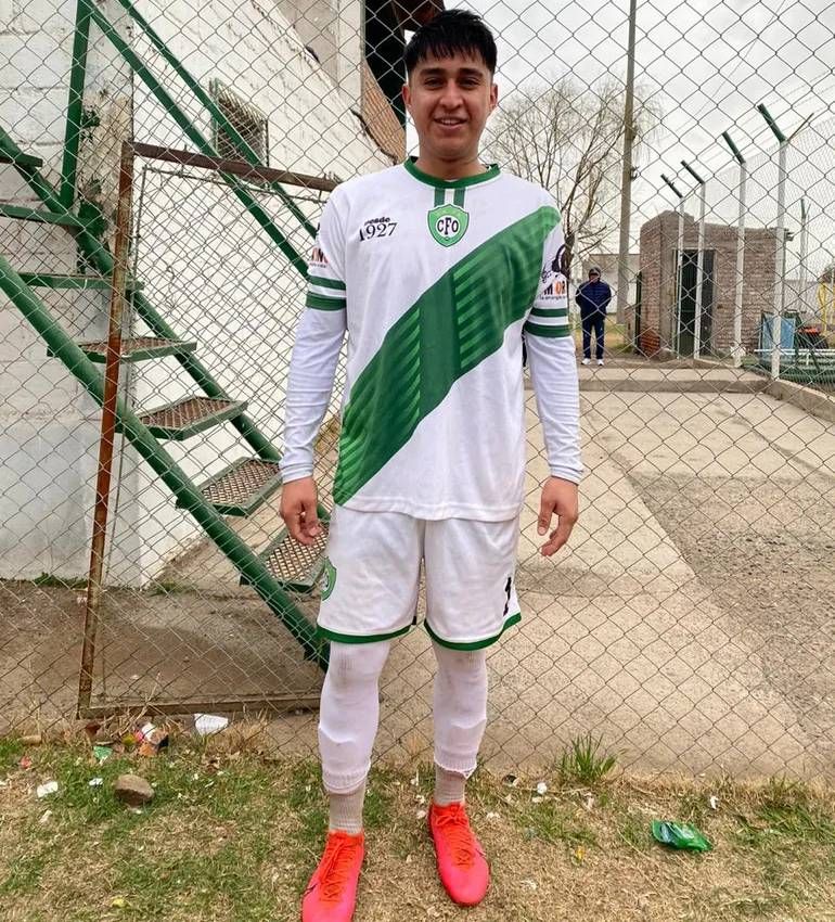 Cayuqueo con la camiseta de Fernández Oro en la última Liga.
