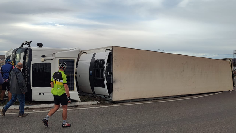 Un camionero volcó al intentar subir a la Autovía Norte