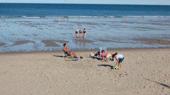 Los primeros turistas se animaron a la playa porque hizo mucho calor.