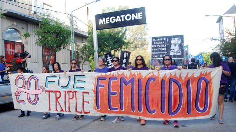 Cada a&ntilde;o, la familia, los amigos y la comunidad de Cipolletti se moviliza para recordar a las v&iacute;ctimas del primer triple femicidio.&nbsp;