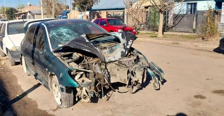 Destrozado. El auto del joven que murió tras el choque quedó reducido a hierros.