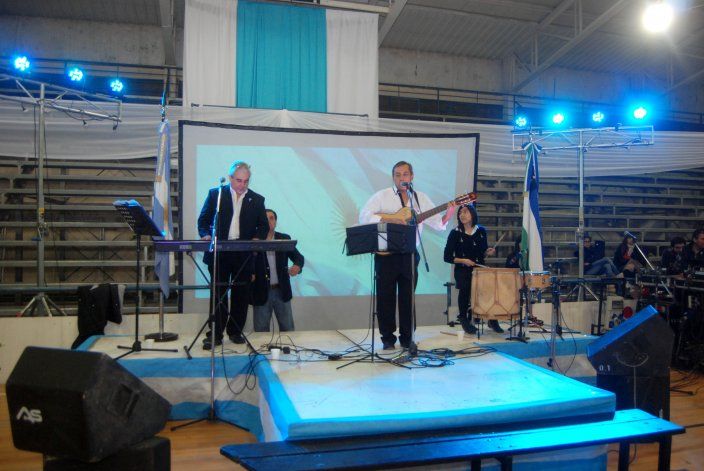 Vigilia por el Bicentenario a puro folklore