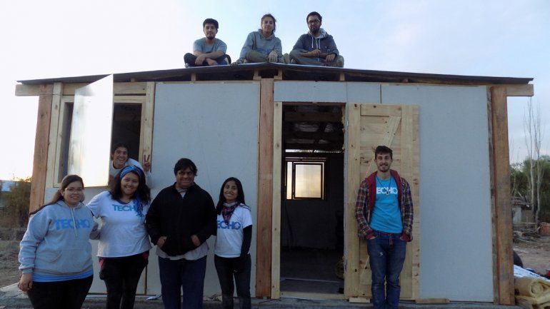 Voluntarios de Techo y vecinos de El Espejo construyeron 4 viviendas.