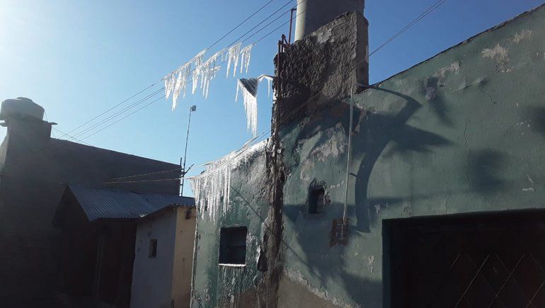 Se congel&oacute; un chorro de agua y se convirti&oacute; en la nueva postal de la ola polar