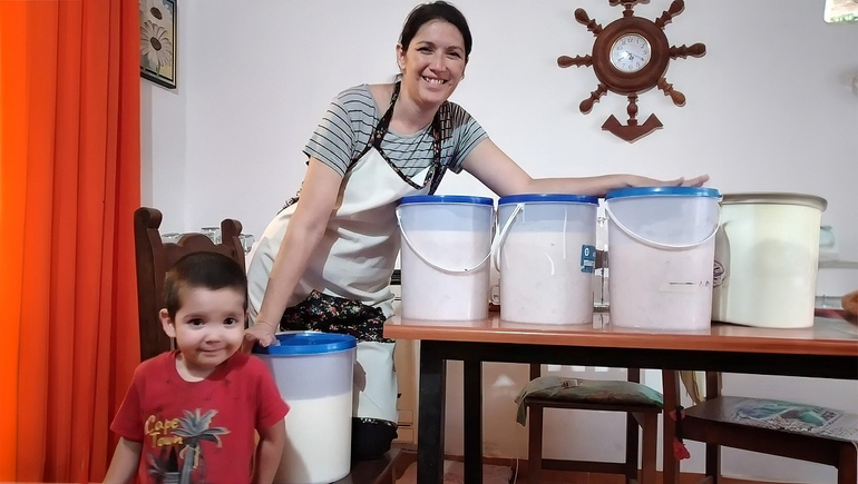 Tere con su hijo más pequeño Gamaliel, que significa Tere con su hijo más pequeño Gamaliel, que significa