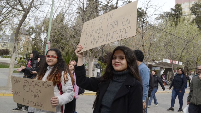 Los estudiantes reclaman financiamiento para los docentes, becas e infraestructura.