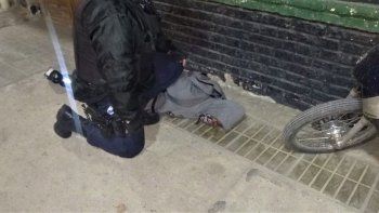 fue a tomar algo al bar y se le cayo un revolver al suelo