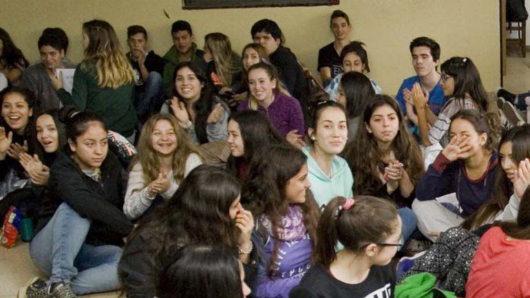 Los alumnos del secundario de El Manzanar realizaron una sentada.