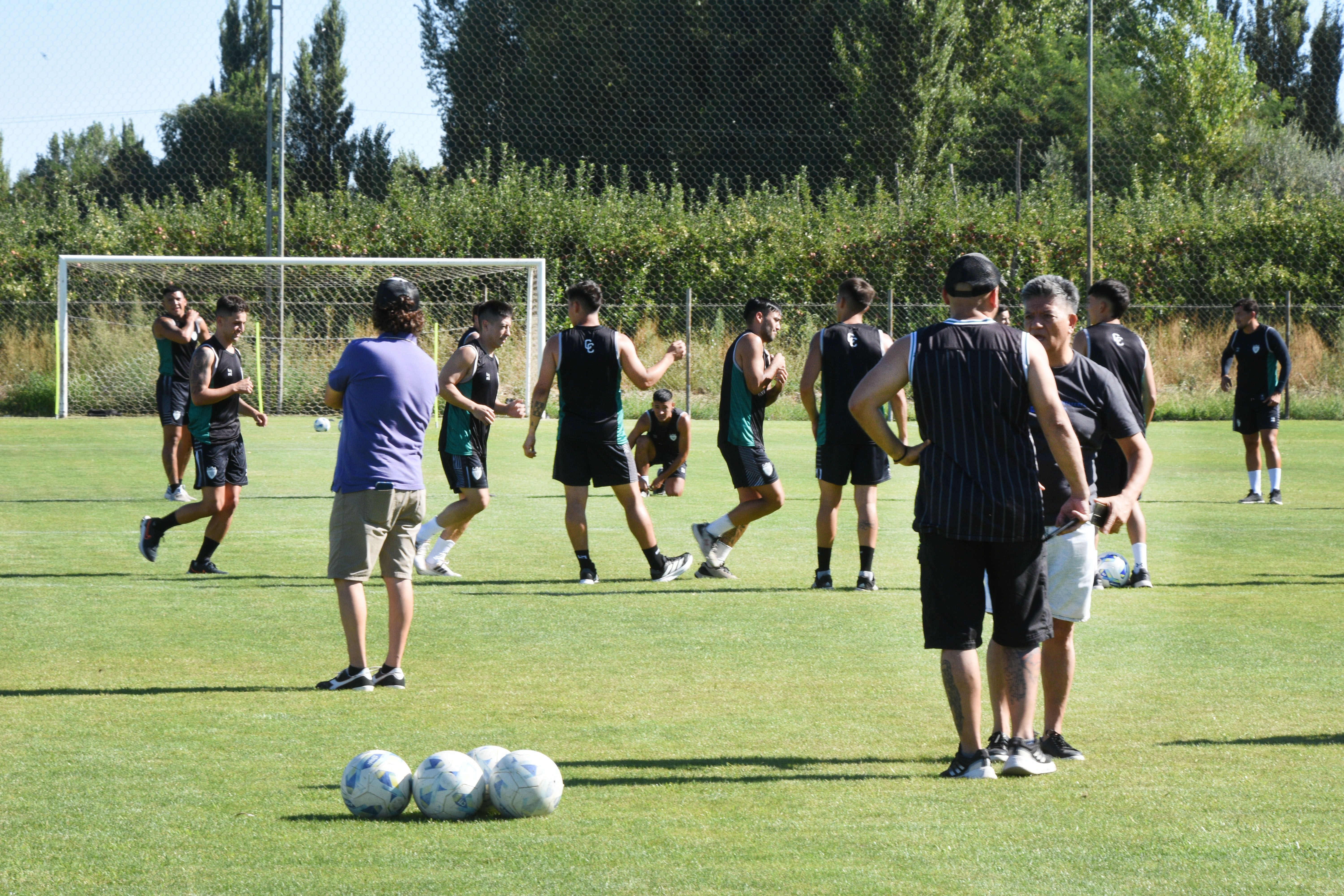 Cipolletti entrena en diferentes predios, algo que está lejos de lo ideal para un equipo profesional. Fotos: Antonio Spagnuolo