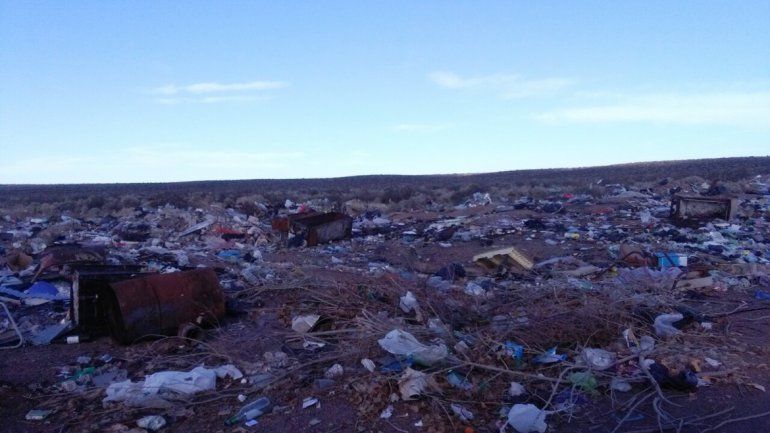 El vertedero crece día a día y son frecuentes los incendios y humaredas.