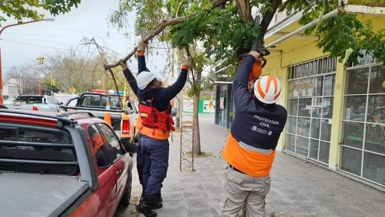 El intenso trabajo de Protección Civil tras las fuertes ráfagas de viento
