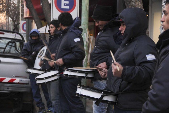 Dieron un paso adelante en el conflicto municipal pero continúa la lucha