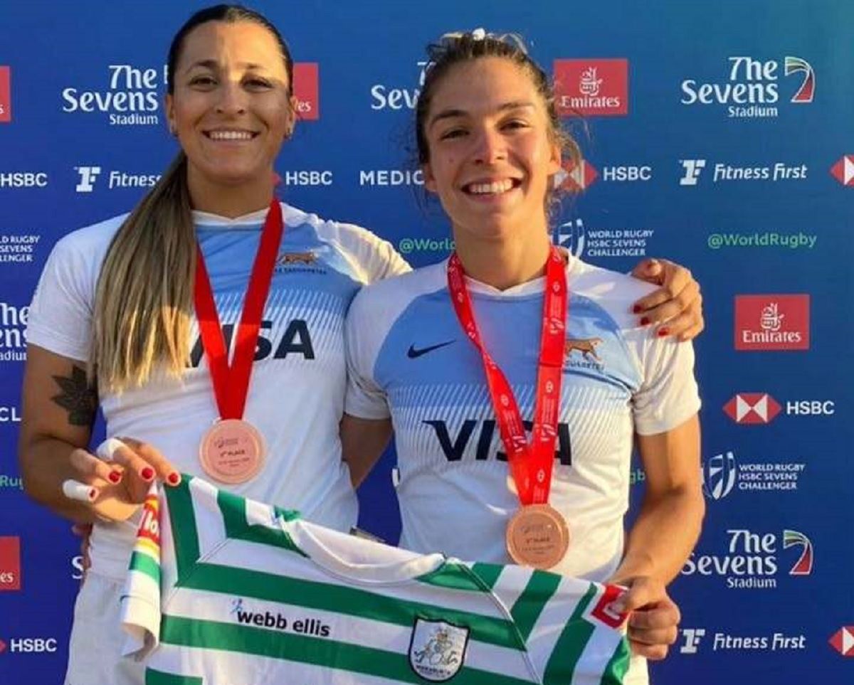 Micaela Pallero y Mayra Genghini con la camiseta de Marabunta en los festejos.&nbsp;