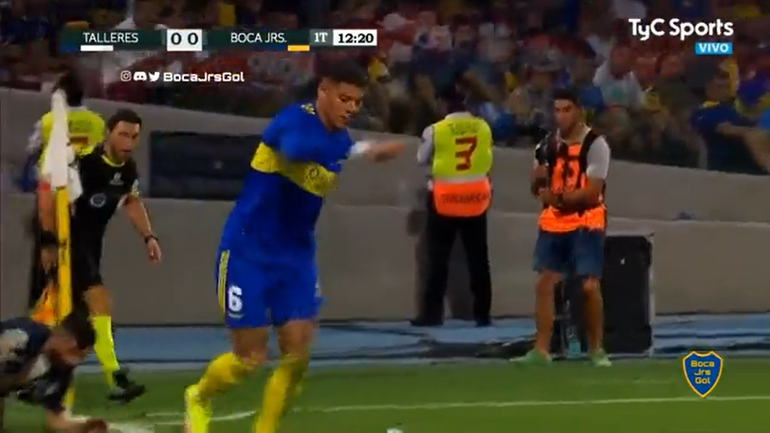 Estallaron los memes por la rabona de Rojo