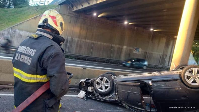 Caos en la General Paz: conductor borracho chocó tres autos, volcó y huyó a pie