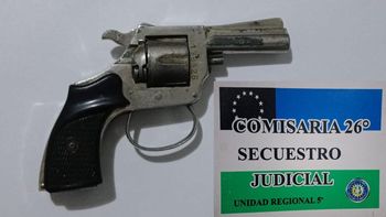 El revolver calibre 22 fue entregado en la Comisaría de Fernández Oro por el propio acusado. 