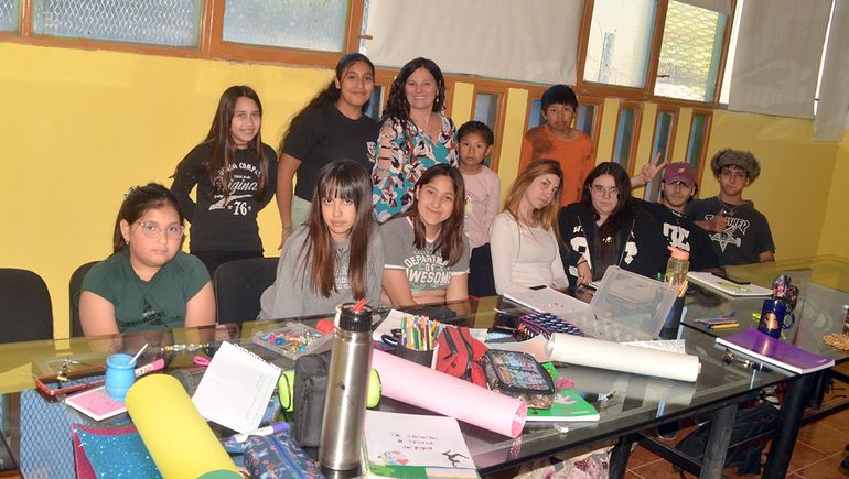 Aurora Feulien, al centro, con su camisa celeste pero rica en matices, compartiendo con adolescentes y jóvenes que participan de su taller 