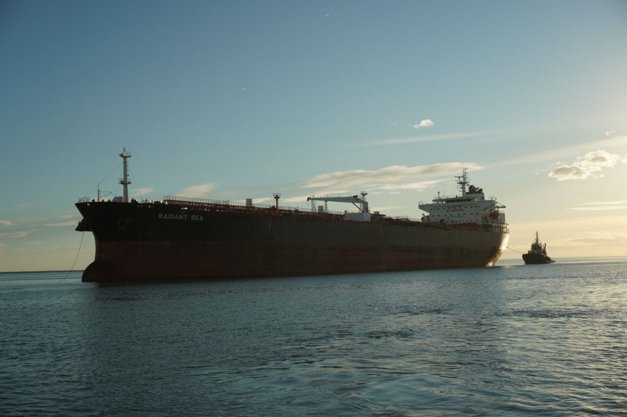 El buque Radiant Sea transportó 500.000 barriles de crudo Medanito, desde Puerto Rosales hasta Barber´s Point, en Hawaii. Fuente: Prensa Vista Oil & Gas.