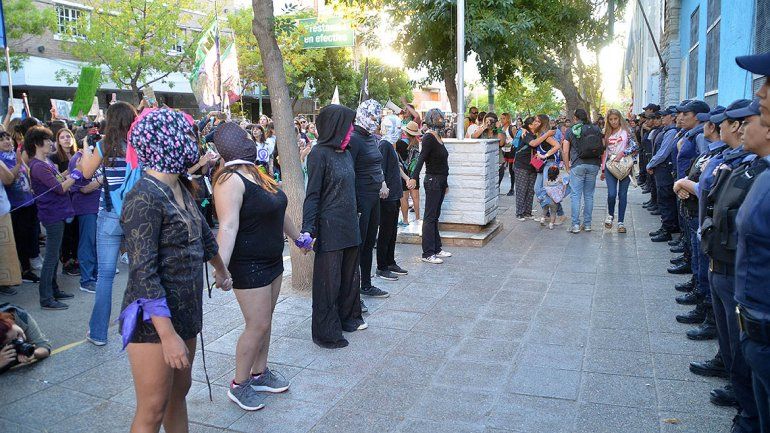 Las fotos de la multitudinaria marcha de mujeres cipoleñas por el #8M 